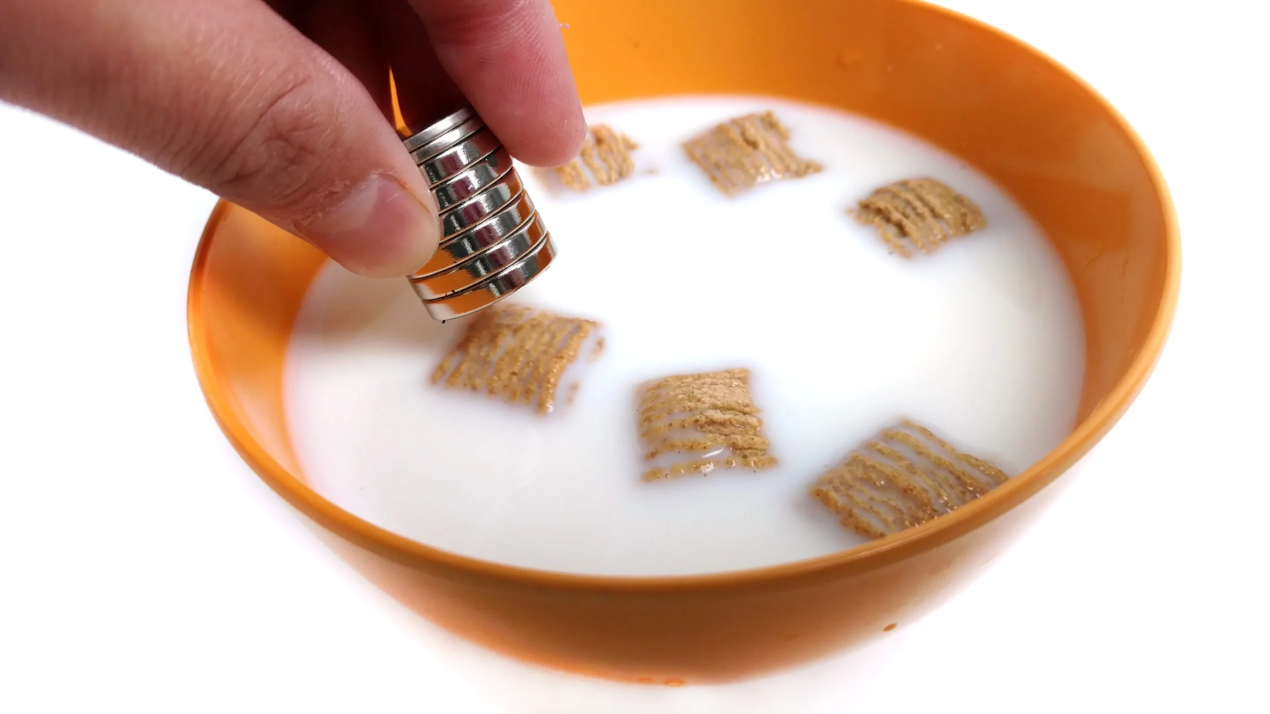 Magnetic cereal
